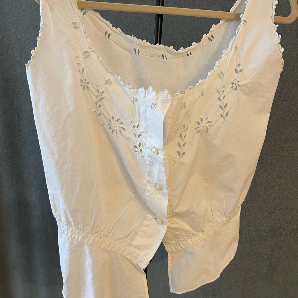 Pristine vintage White Sleeveless Embroidered Women's Top